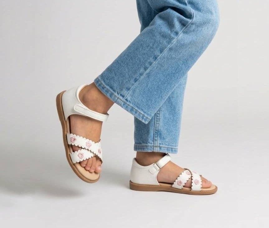 Sandales Blanches Fille à Brides Croisées et Fleurs Roses