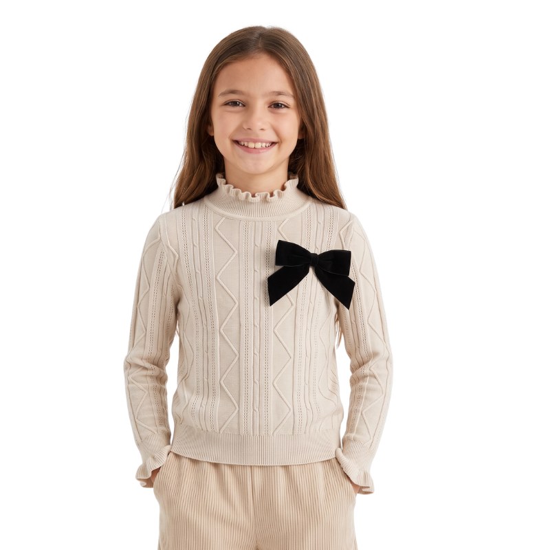 Pull porté avec son nœud en velours